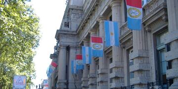 El hombre que presta servicio en sede de Gobernación fue aprendido con la cartera de la víctima\u002E (Web)