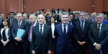 gobierno nacional lanzo esta tarde una iniciativa que va a reunir información referida a causas y actuaciones del Poder Judicial y del Ministerio Público Fiscal en todo el país el Presidente el ministro y el presidente de la Corte Suprema durante la conferencia de prensa del martes 11 de octubre de 2016 en Casa de Gobierno \r\nBUENOS AIRES (ARGENTINA), 11/1072016\u002E- Fotografía cedida por la presidencia de Argentina donde se ve al presidente de Argentina Mauricio Macri (4-d) hoy, martes 11 de octubre de 2016, en el acto de presentación del Portal de Datos Abiertos de la Justicia, en la Casa de Gobierno en Buenos Aires (Argentina)\u002E El Gobierno argentino presentó hoy un portal digital destinado a la difusión de datos judiciales para promover la calidad y la transparencia de la información estadística elaborada en las respectivas jurisdicciones del país\u002E EFE/PRESIDENCIA DE ARGENTINA / SOLO USO EDITORIAL/NO VENTAS buenos aires mauricio macri ricardo lorenzetti presentacion del portal de datos abiertos Sera un Indec estadisticas de la Justicia conferencia de prensa