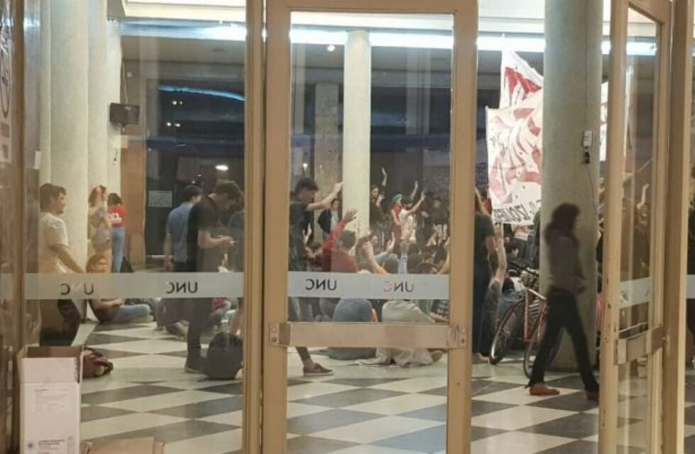 Seguirá la toma del Pabellón Argentina