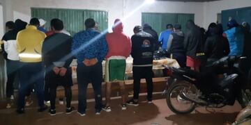 Fueron demorados jugando al fútbol\u002E