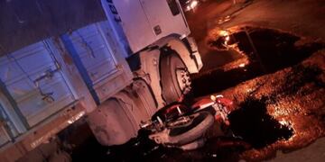 Tragedia en el cordón industrial: un camionero atropelló y mató a un motociclista (SL24)