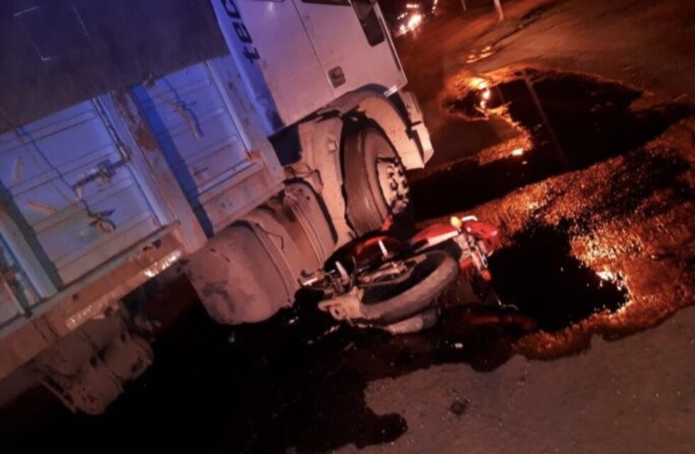 Tragedia en el cordón industrial: un camionero atropelló y mató a un motociclista