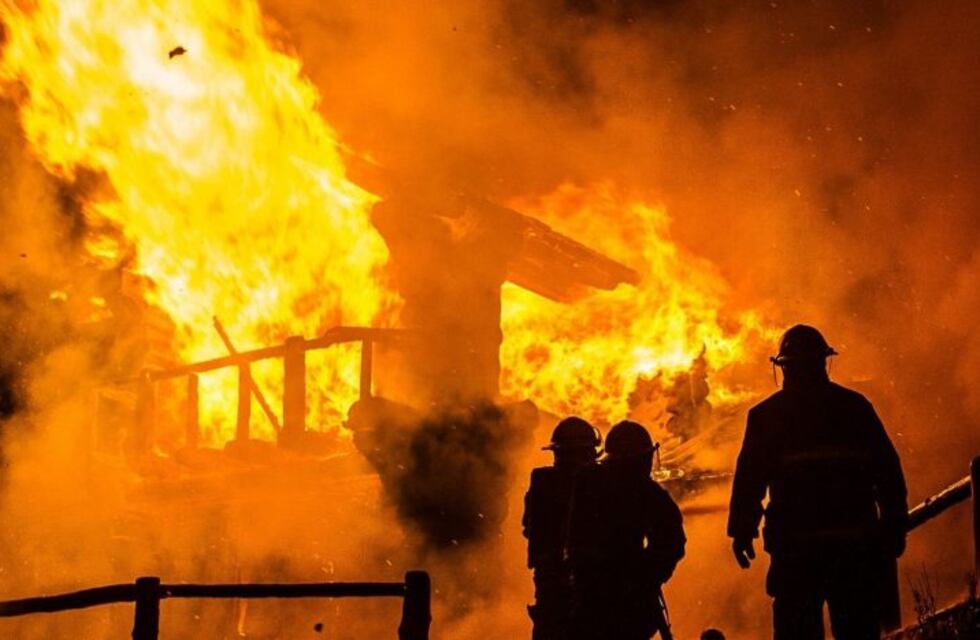 Un voraz incendio consumió por completo la estructura de un galpón en Ushuaia