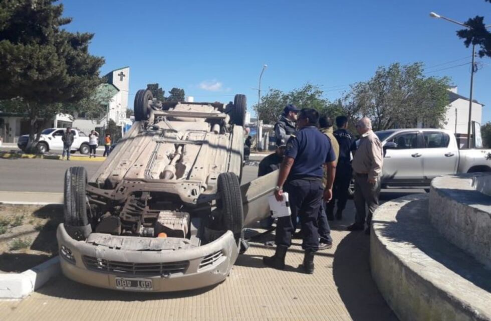 Una mujer quedó atrapada en el vehículo luego de que la chocaran