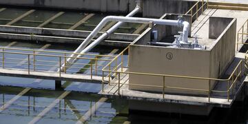 BUENOS AIRES 07/11/2012, SE REGISTRA BAJA PRESION EN EL SUMINISTRO DE AGUA POTABLE EN ALGUNAS ZONAS DE LA CIUDAD Y CONOURBANO A RAIZ DE LA BAJANTE DEL RIO DE LA PLATA Y LA TURBIEDAD PROVOCADA POR LAS INUNDACIONES DESDE LOS RIOS RECONQUISTA Y LUJAN. FOTO: