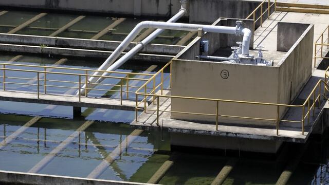 BUENOS AIRES 07/11/2012, SE REGISTRA BAJA PRESION EN EL SUMINISTRO DE AGUA POTABLE EN ALGUNAS ZONAS DE LA CIUDAD Y CONOURBANO A RAIZ DE LA BAJANTE DEL RIO DE LA PLATA Y LA TURBIEDAD PROVOCADA POR LAS INUNDACIONES DESDE LOS RIOS RECONQUISTA Y LUJAN. FOTO: