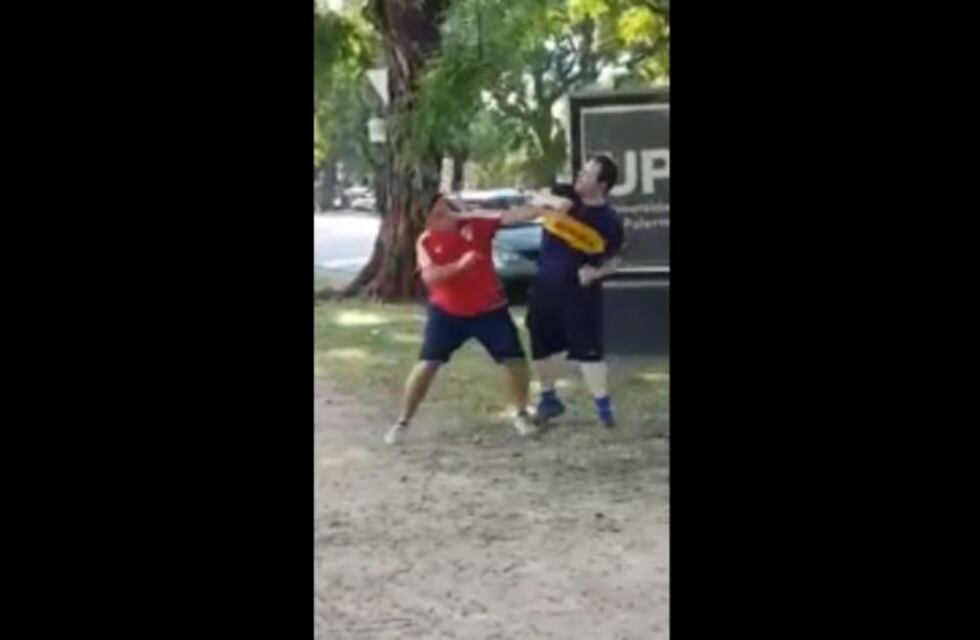 Un hincha de Boca salió a correr por el Monumental y terminó a las trompadas