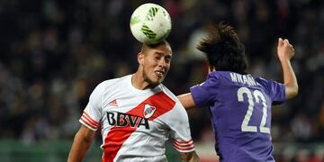 River Plate defender Jonatan Maidana (L) heads the ball beside Sanfrecce Hiroshima forward Yusuke Minagawa (R) during their Club World Cup semi-final football match in Osaka on December 16, 2015\u002E  AFP PHOTO / TOSHIFUMI KITAMURA osaka japon jonathan maidana futbol copa mundial de clubes futbol futbolistas sanfrecce hiroshima river plate