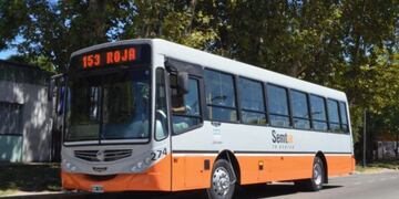 ¡Mañana de furia! Conductor rompió el parabrisas de un colectivo con un bate de béisbol y huyó
