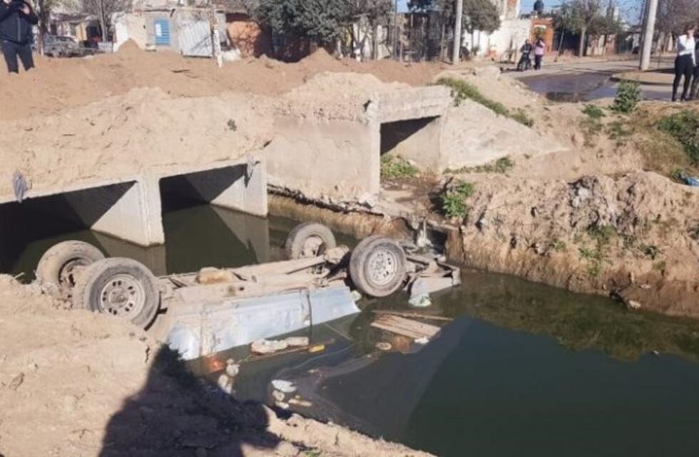 Murió al volcar en un desagüe sin terminar en Córdoba