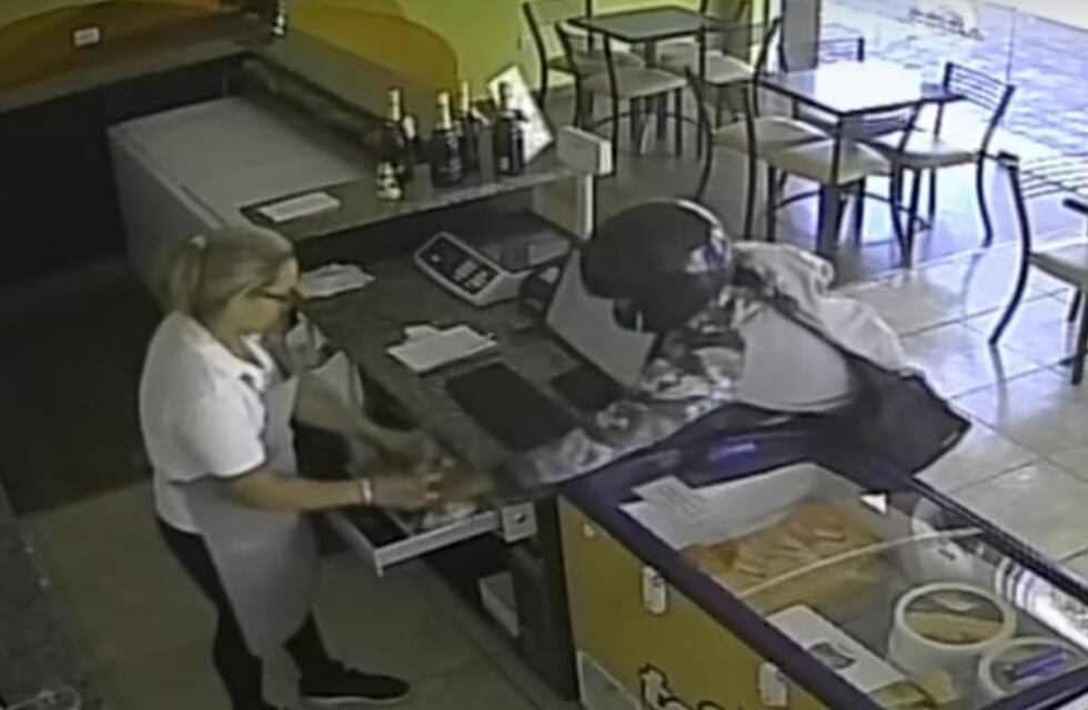 Insólito: lo buscaban por el robo a una heladería y lo hallaron vestido igual que en el video