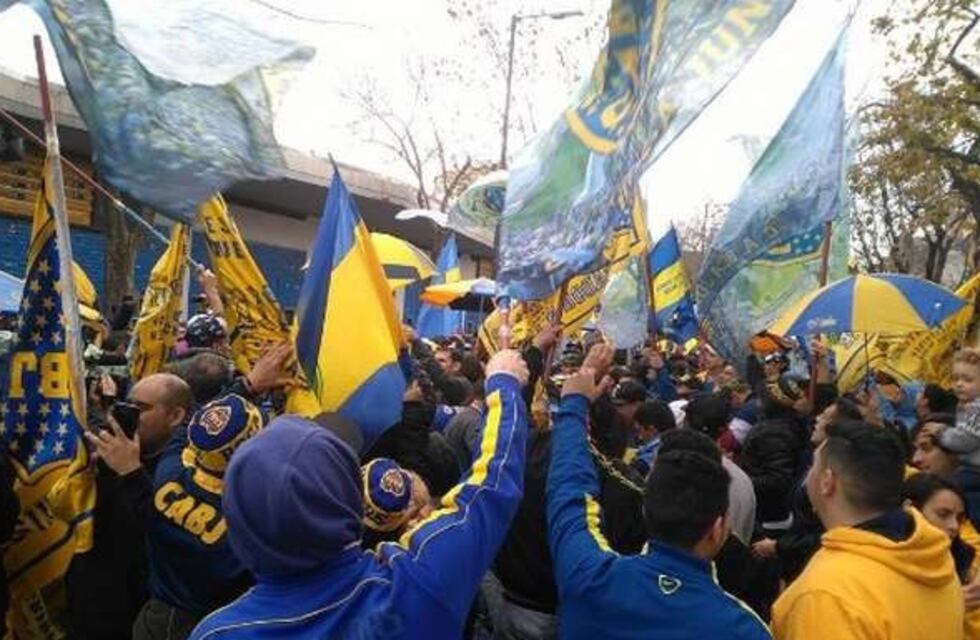 Los hinchas de Boca realizaron un banderazo en apoyo al equipo