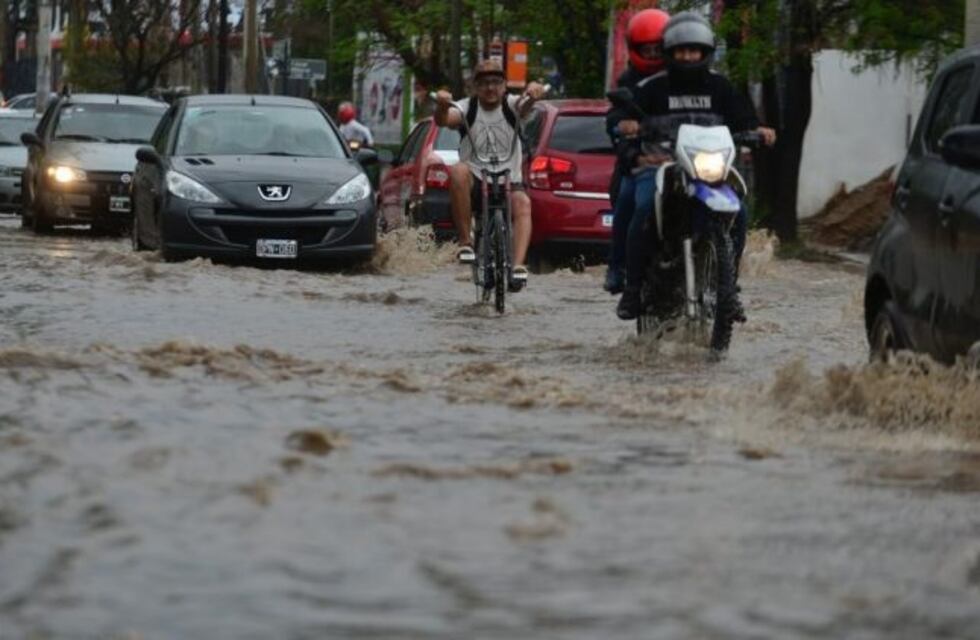 Intensa lluvia en Córdoba, y "ríos" en las calles; alerta vigente