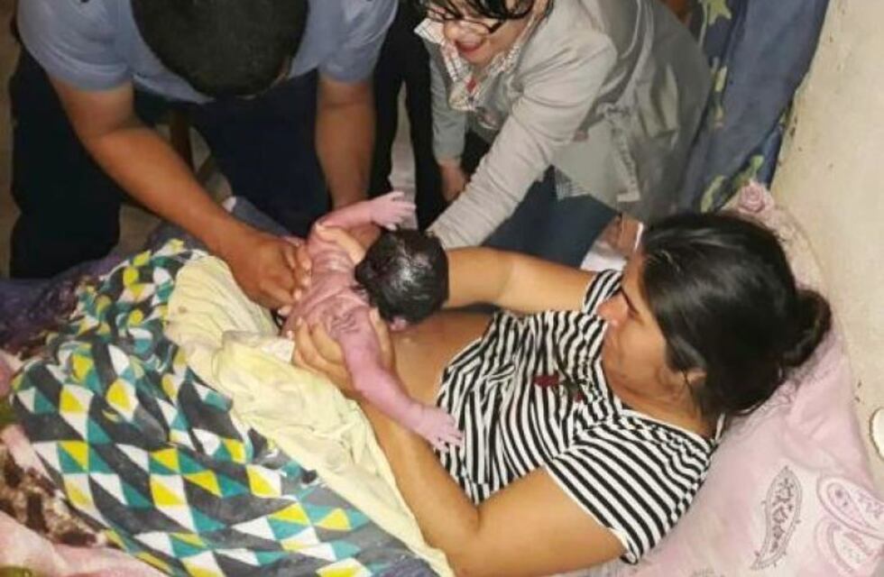 Policías oficiaron de parteros a una mujer que dio a luz en su casa