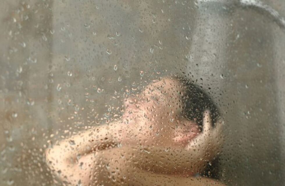 La mamá le dio el celular a su hija de dos años y la pequeña le tomó fotos sin ropa y las envió por Snapchat