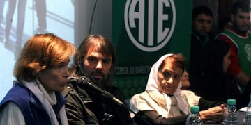 De izquierda a derecha, Laura Conte, del Centro de Estudios Legales y Sociales, acompañada de Daniel Catalano titular de la Asociación Estatal de Trabajadores (ATE) y la integrante de Madres de la Plaza de Mayo Línea Fundadora Taty Almeida\u002E