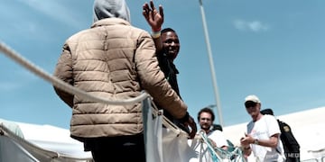 Con la nave llegaron once marineros y 29 trabajadores de las organizaciones\u002E La mayoría de los inmigrantes ya manifestaron que pedirán asilo a Francia