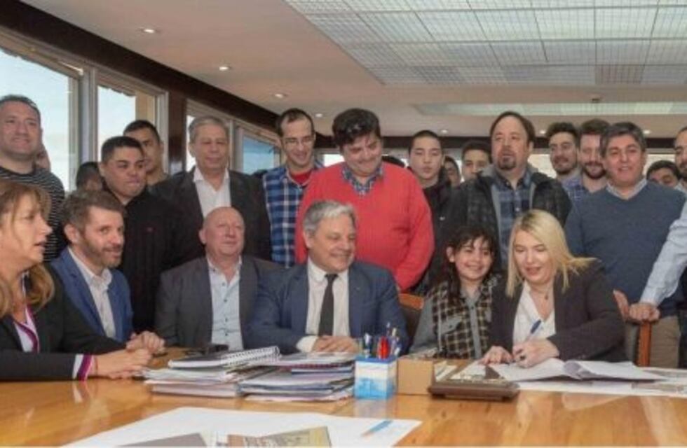 Bertone firmó convenio para la construcción del edificio de la asociación reencontrándonos