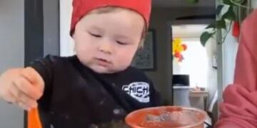 ¡Qué chef! El video que se viralizó de un bebé que amasa pizza