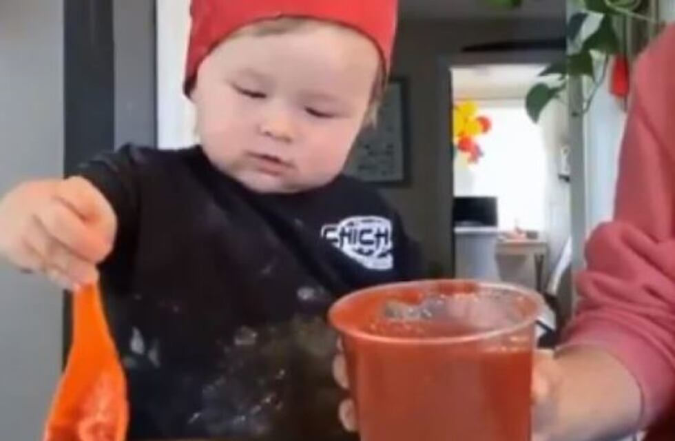 ¡Qué chef! El video que se viralizó de un bebé que amasa pizza