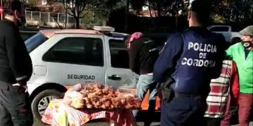 Indignación de vecinos tras ver cómo confiscaban mercadería de pasteliteros\u002E (Foto: web)\u002E