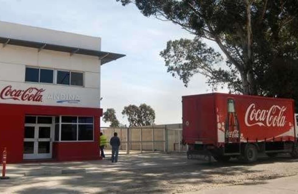 Empleados de Coca-Cola exigen que se paguen los sueldos adeudados