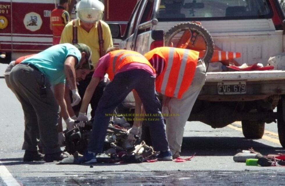 Un joven y su hija de un año fallecen al impactar la moto en la que se trasladaban contra un camión
