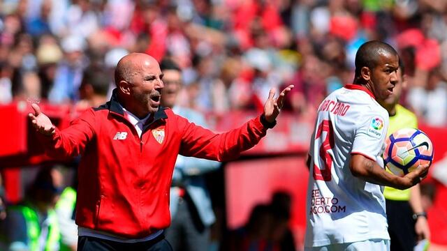 Sevilla's Argentinian coach Jorge Sampaoli (L) gestures beside Sevilla's Brazilian defender Mariano during the Spanish league football match Sevilla FC vs Real Sporting de Gijon at the Ramon Sanchez Pizjuan stadium in Sevilla on April 2, 2017. / AFP PHOTO / CRISTINA QUICLER espau00f1a Jorge Sampaoli campeonato torneo liga espau00f1ola espau00f1ol futbol futbolistas partido sevilla real sporting de gijon