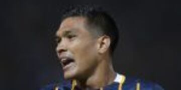 ARG16. Cu00d3RDOBA (ARGENTINA), 15/12/2016.- El jugador de Rosario Central Teu00f3filo Gutiu00e9rrez reclama una falta a un juez de lu00ednea hoy, jueves 15 de diciembre de 2016, durante un partido por la final de la Copa Argentina entre River Plate y Rosario Central, en