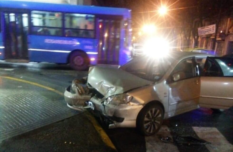 Violento choque en Echesortu con dos autos: uno de los conductores abandonó el lugar