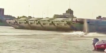 Momento en que la lancha es impactada por una de las gigantescas barcazas