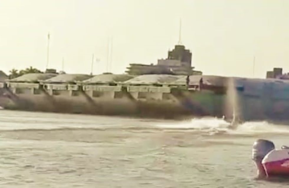 Gigantescas barcazas se llevan por delante una lancha deportiva