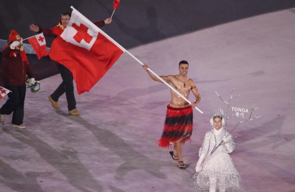 JJOO de Invierno: El abanderado de Tonga desfiló desnudo bajo un frío extremo