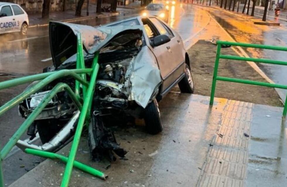 La sacó barata: incrustó su auto en el Solo Bus de Sabattini