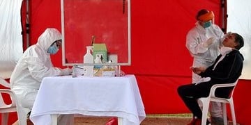 Puesto de control de caminantes ese luens 25 de mayo en Posadas, durante la actividad al aire libre\u002E (Sixto Fariña fotos)