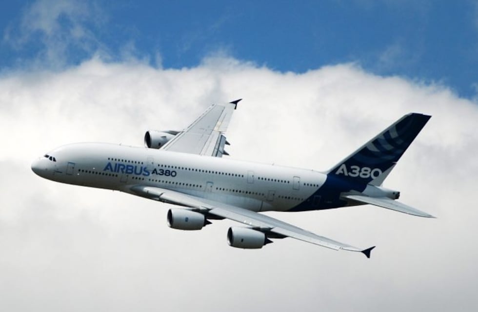 El Airbus A380, el avión de pasajeros más grande del mundo, aterrizó en Ezeiza