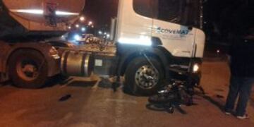 Choque entre un camiu00f3n y una motocicleta en la Ruta 11.