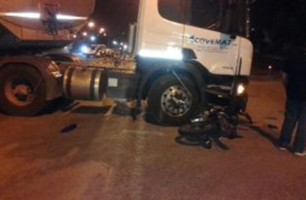 Un motociclista resultó con heridas de gravedad al ser chocado por un camión