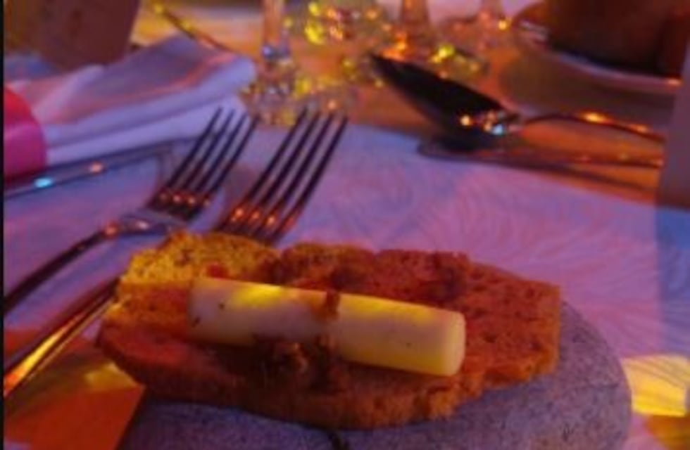 Polémica gourmet: sirvieron una tostada sobre una piedra en la cena del Martín Fierro