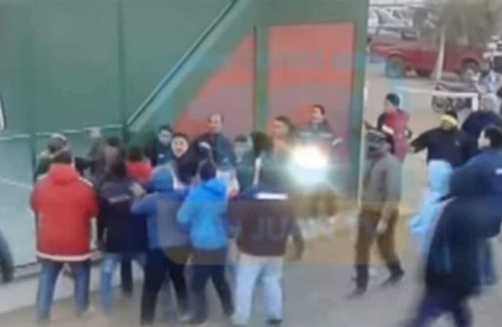 Batalla campal y tiros al aire: descontrol total en una final de futsal en San Juan