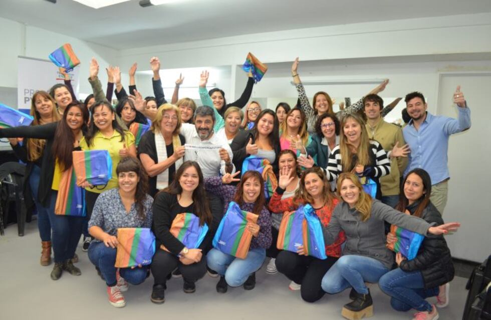 Iniciaron las clases de peluquería y maquillaje Belleza por un Futuro