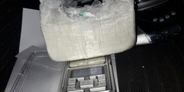 Llevaba los 250 gramos de cocaína ocultos en una bolsa\u002E
