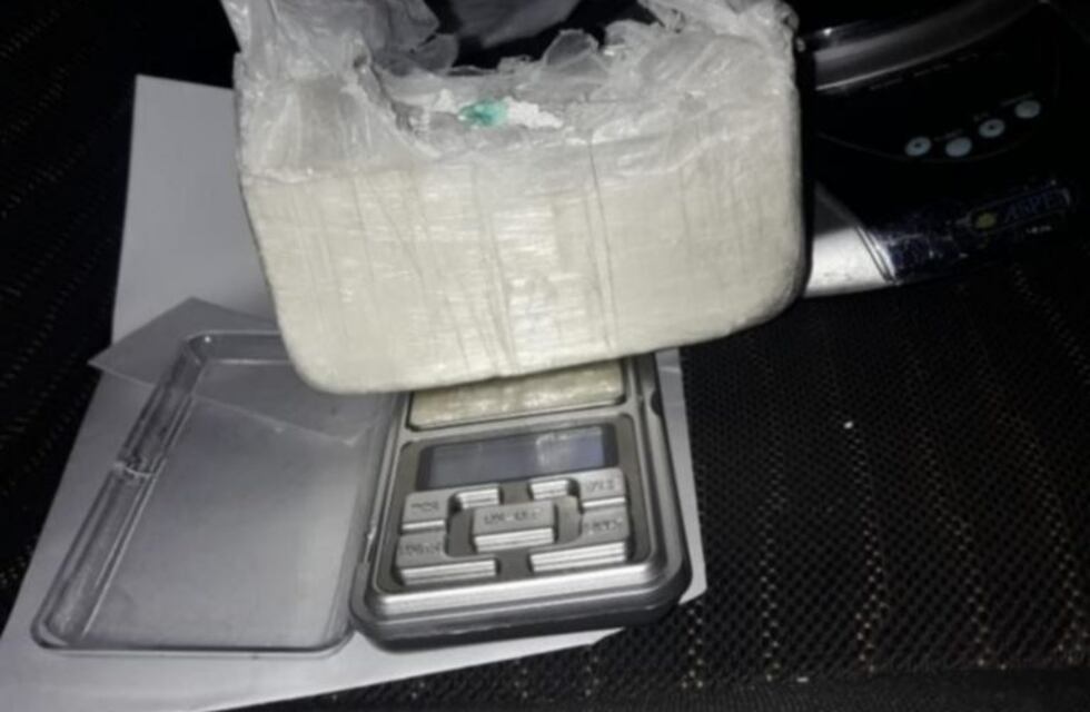 Detuvieron a un motociclista con casi medio millón de pesos en cocaína