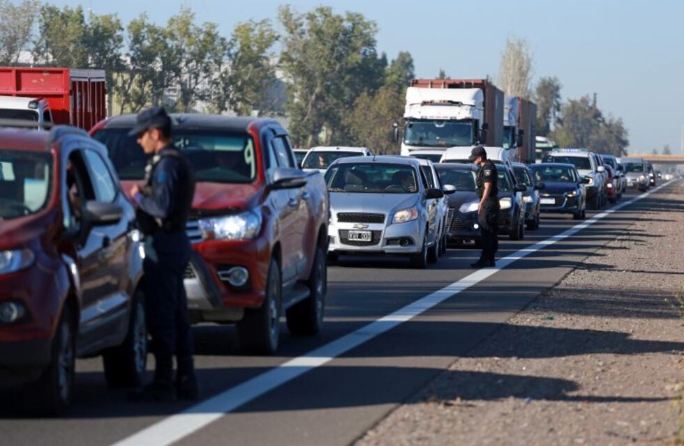 Unos 2 mil policías salen a la calle para controlar la circulación de personas en Mendoza