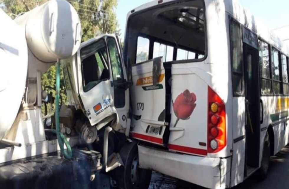 Un camionero murió al chocar contra un colectivo en Pichanal