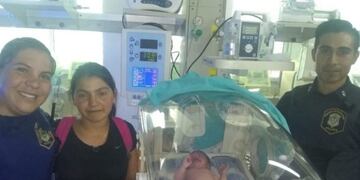 Dos policías salvaron a una bebé recién nacida que sufrió convulsiones en plena calle en Berisso\u002E (Web)