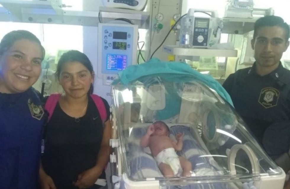 Dos policías salvaron a una bebé recién nacida que sufrió convulsiones en plena calle en Berisso