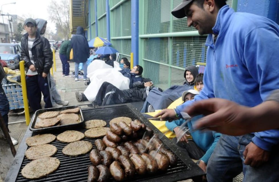 Prohibieron los puestos de choripán en las cercanías de los estadios porteños