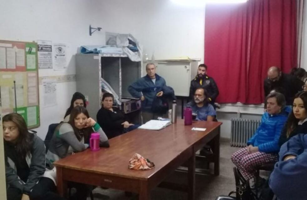 En la ex ENET 1 reclaman por falta de limpieza y hay retención de servicios