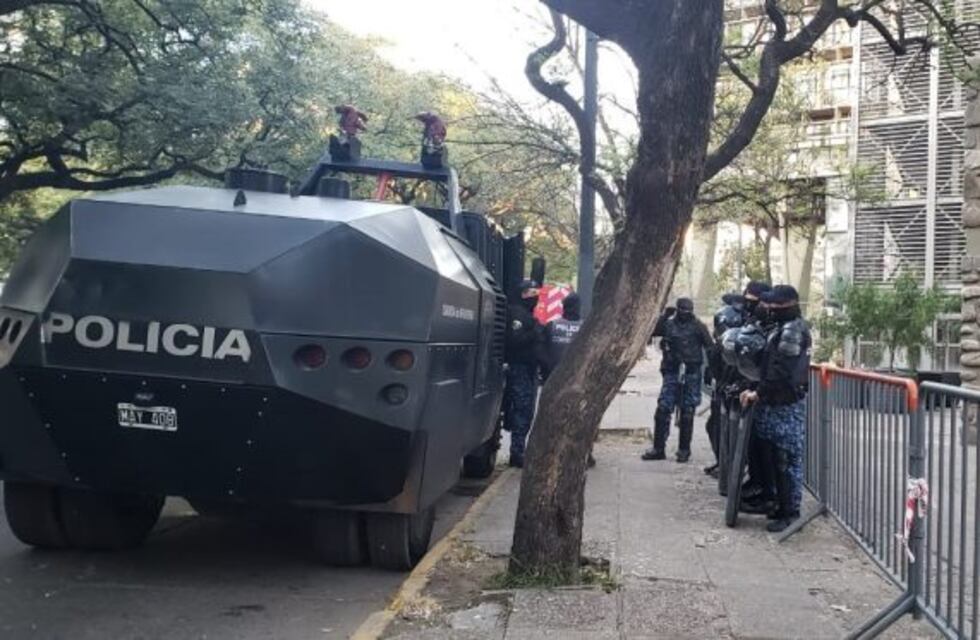 Impresionante operativo en la Municipalidad por una nueva manifestación del Suoem